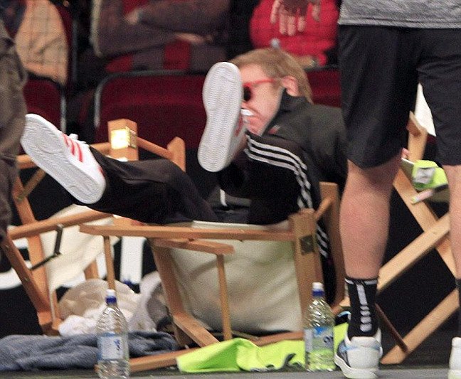 Αμηχανία: Η επική τούμπα του Ελτον Τζον που έφερε πολλά γέλια σε αγώνα τένις [εικόνες & βίντεο] | iefimerida.gr 0