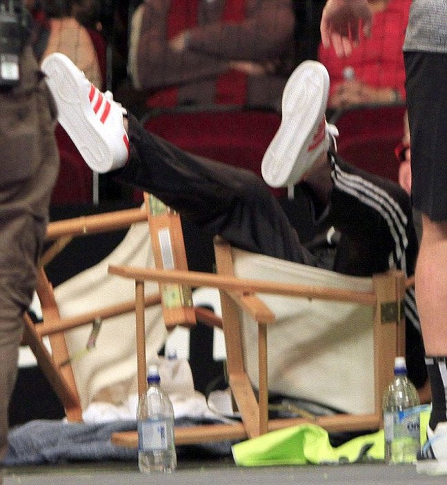 Αμηχανία: Η επική τούμπα του Ελτον Τζον που έφερε πολλά γέλια σε αγώνα τένις [εικόνες & βίντεο] | iefimerida.gr 1