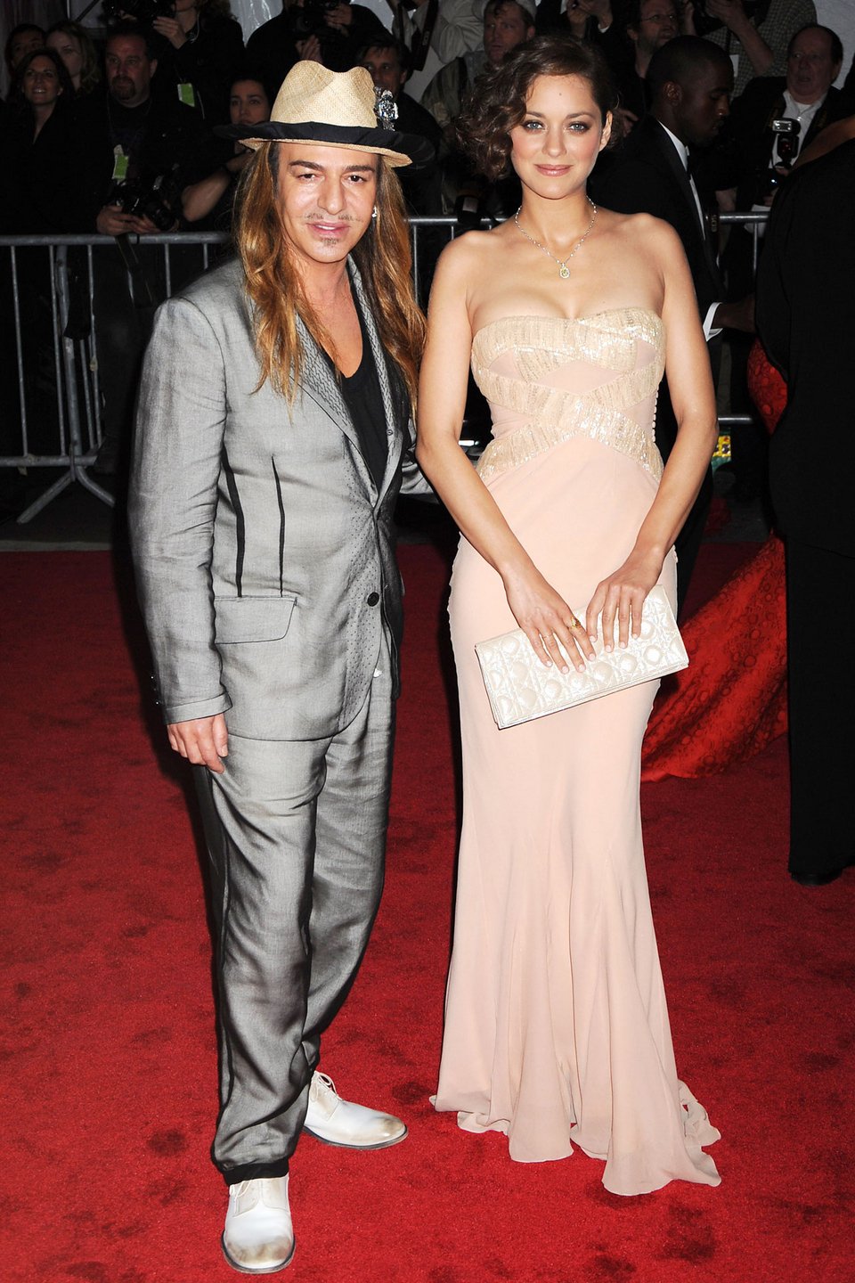 O Γκαλιάνο σοβάρεψε: Αλλαξε λουκ, έγινε αγνώριστος και επιστρέφει στο χώρο της μόδας [εικόνες] | iefimerida.gr 3