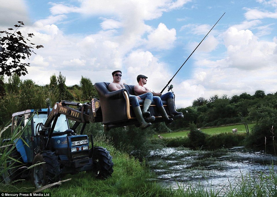 Το πιο πρωτότυπο ημερολόγιο του 2015 -Σέξι ημίγυμνοι αγρότες στους αγρούς αγκαλιά με τα ζώα τους [εικόνες] | iefimerida.gr 6