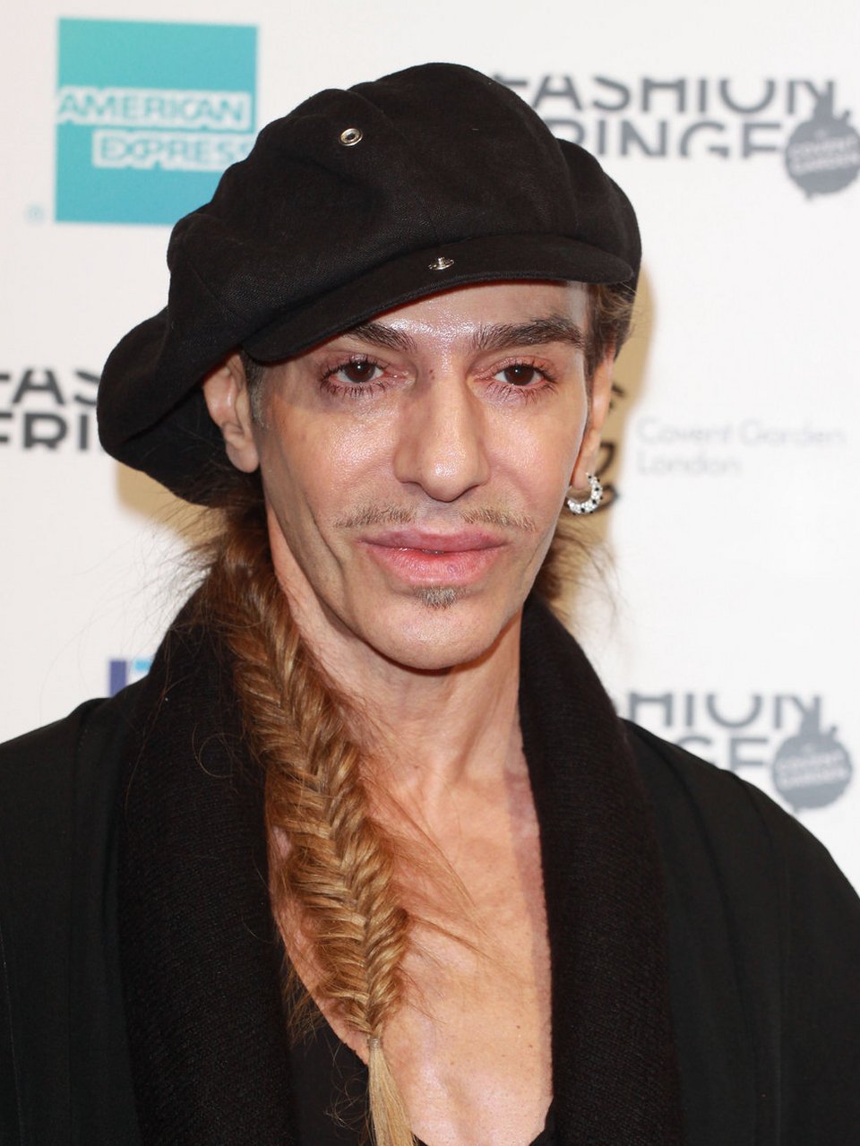 O Γκαλιάνο σοβάρεψε: Αλλαξε λουκ, έγινε αγνώριστος και επιστρέφει στο χώρο της μόδας [εικόνες] | iefimerida.gr 5