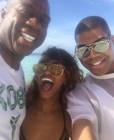 Ο 24χρονος γιος του Μάτζικ Τζόνσον με μίνι, καυτά σορτς και ψηλοτάκουνα [εικόνες] | iefimerida.gr 0