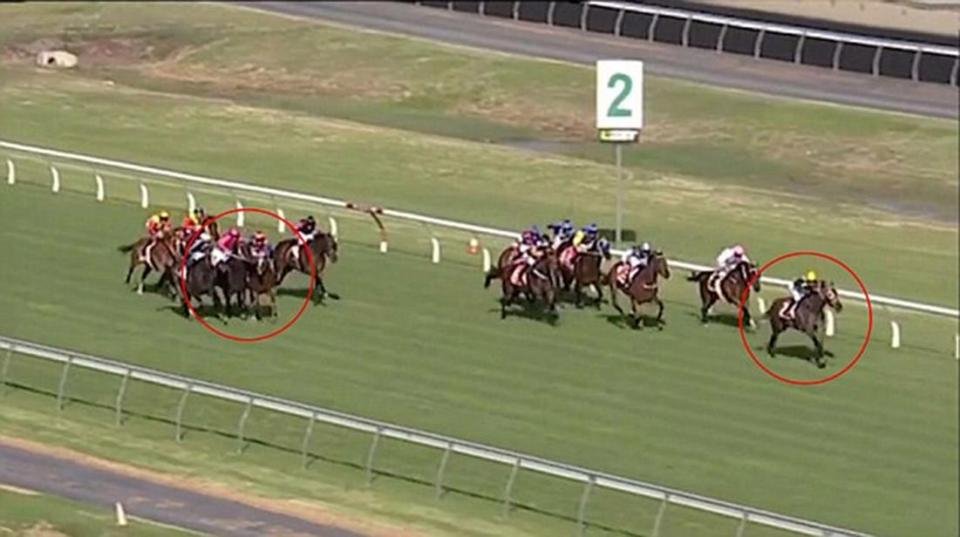 Τζόκεϊ σε ιπποδρομία πέφτει πάνω σε άλογα για να κερδίσει η αγαπημένη του [εικόνες & βίντεο]   | iefimerida.gr 0