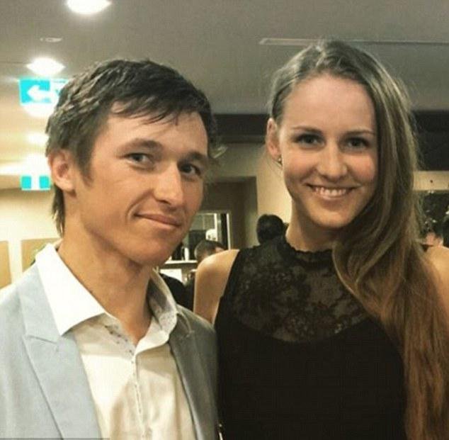 Τζόκεϊ σε ιπποδρομία πέφτει πάνω σε άλογα για να κερδίσει η αγαπημένη του [εικόνες & βίντεο]   | iefimerida.gr 2