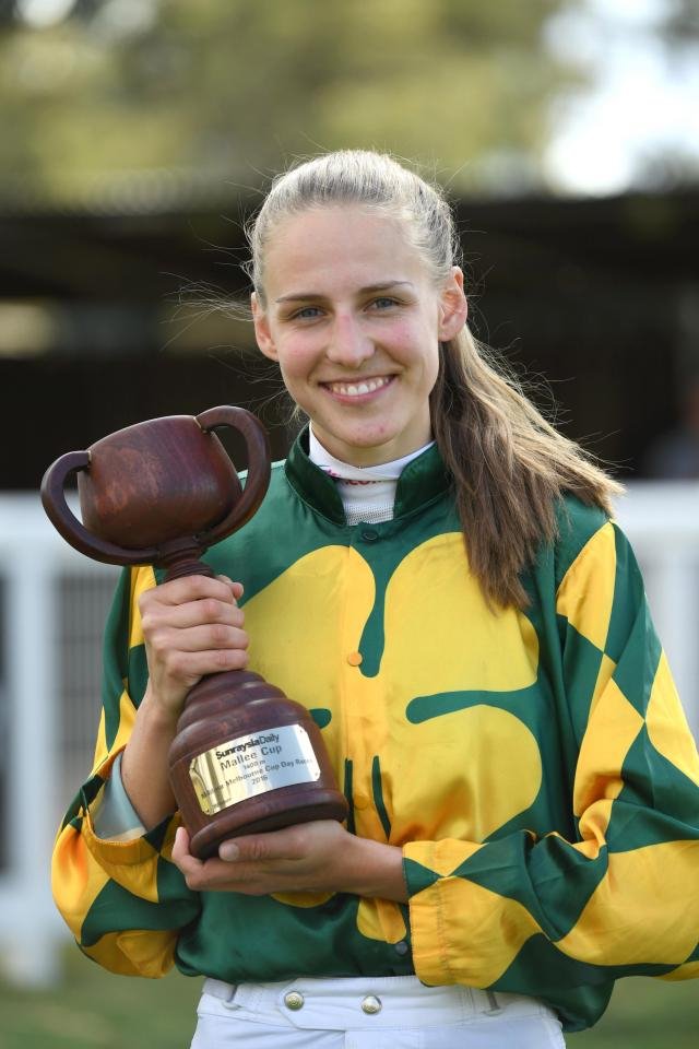 Τζόκεϊ σε ιπποδρομία πέφτει πάνω σε άλογα για να κερδίσει η αγαπημένη του [εικόνες & βίντεο]   | iefimerida.gr 3