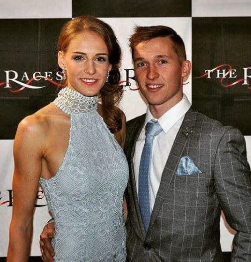 Τζόκεϊ σε ιπποδρομία πέφτει πάνω σε άλογα για να κερδίσει η αγαπημένη του [εικόνες & βίντεο]   | iefimerida.gr 5