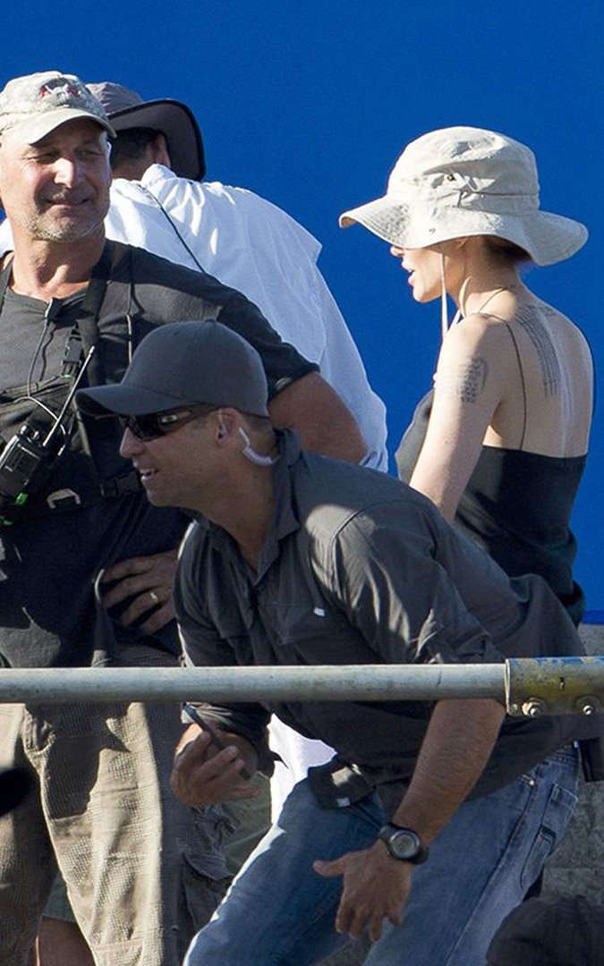 Υπέροχη Αντζελίνα Τζολί -με στήθος!- Γυρίζει τη νέα της ταινία [εικόνες] | iefimerida.gr 1