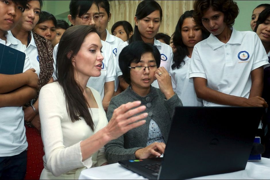 Αποστεωμένη αλλά θεά: Η Αντζελίνα Τζολί σοκάρει με την ανορεξική σιλουέτα της [εικόνες] | iefimerida.gr 1