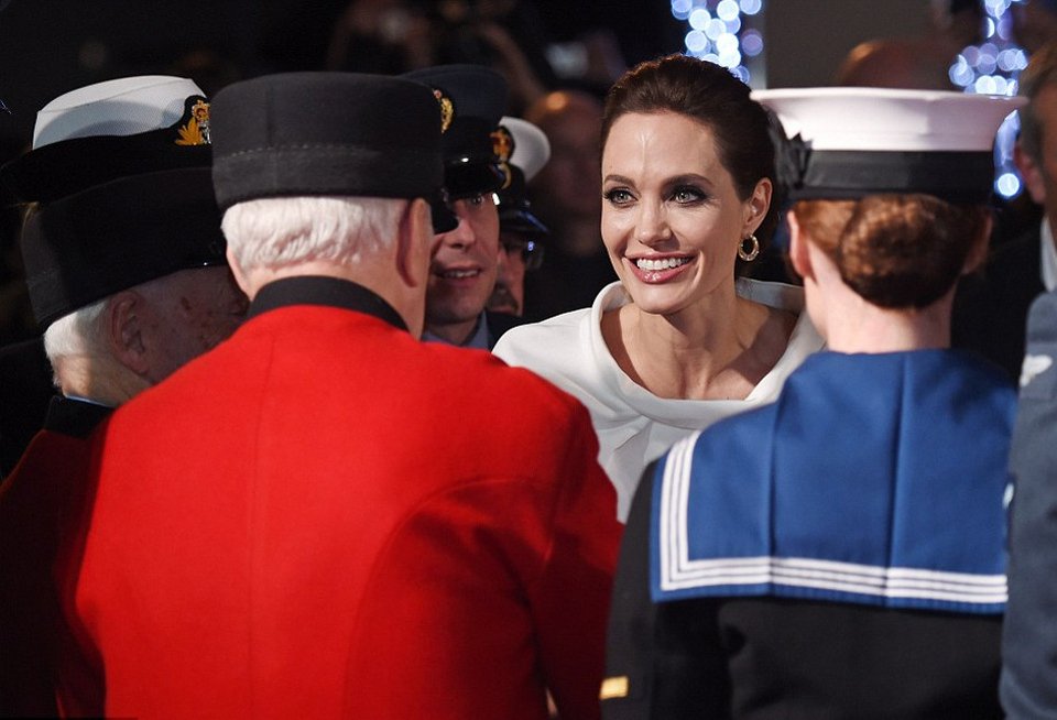 Το λευκό παλιομοδίτικο φόρεμα που η Τζολί το έκανε να μοιάζει σέξι και ροκ [εικόνες] | iefimerida.gr 10