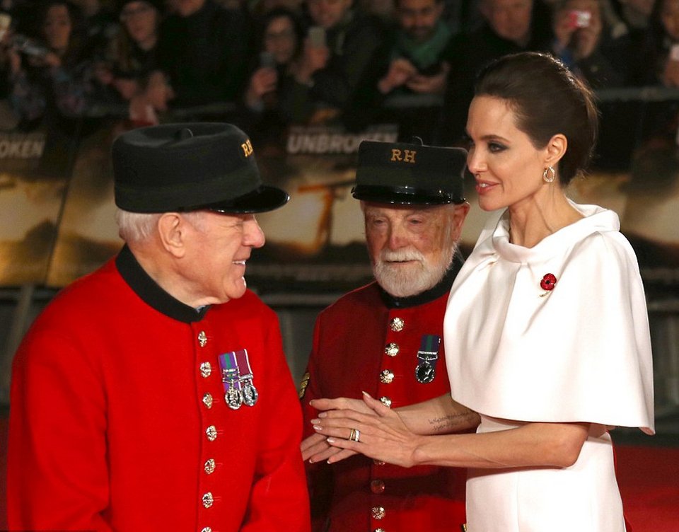 Το λευκό παλιομοδίτικο φόρεμα που η Τζολί το έκανε να μοιάζει σέξι και ροκ [εικόνες] | iefimerida.gr 11