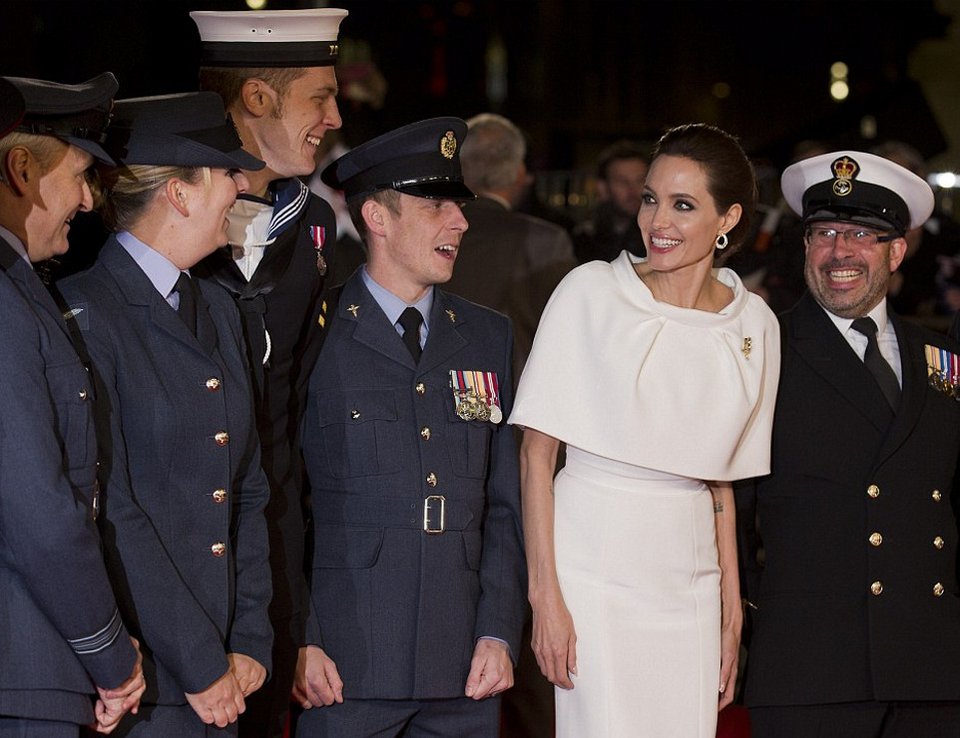 Το λευκό παλιομοδίτικο φόρεμα που η Τζολί το έκανε να μοιάζει σέξι και ροκ [εικόνες] | iefimerida.gr 12