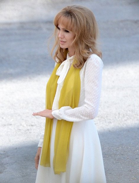 Η εντελώς ρετρό Αντζελίνα Τζολί -Ξανθιά με στιλ βγαλμένο από άλλη εποχή, στη Μάλτα [εικόνες] | iefimerida.gr 0