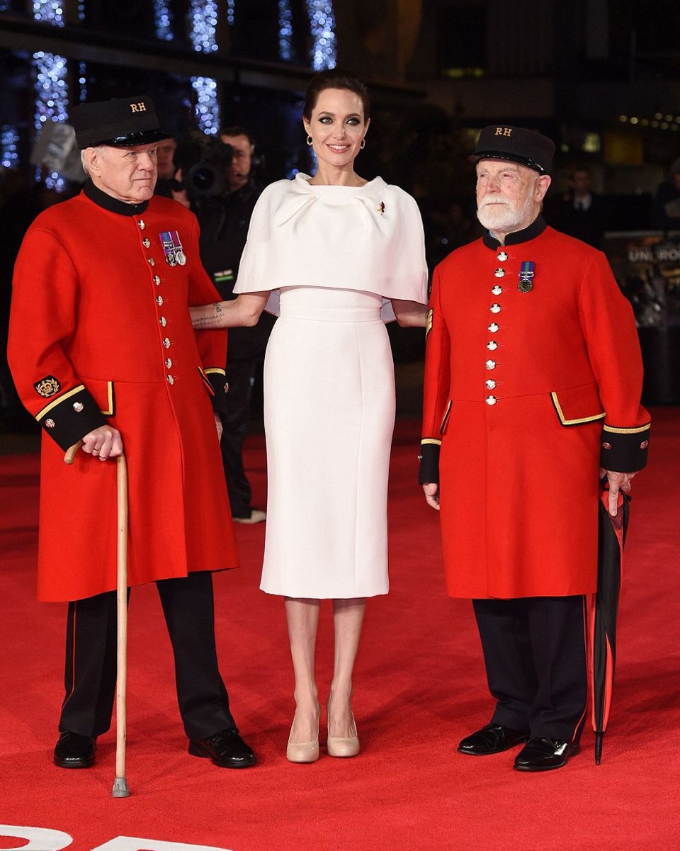 Το λευκό παλιομοδίτικο φόρεμα που η Τζολί το έκανε να μοιάζει σέξι και ροκ [εικόνες] | iefimerida.gr 0