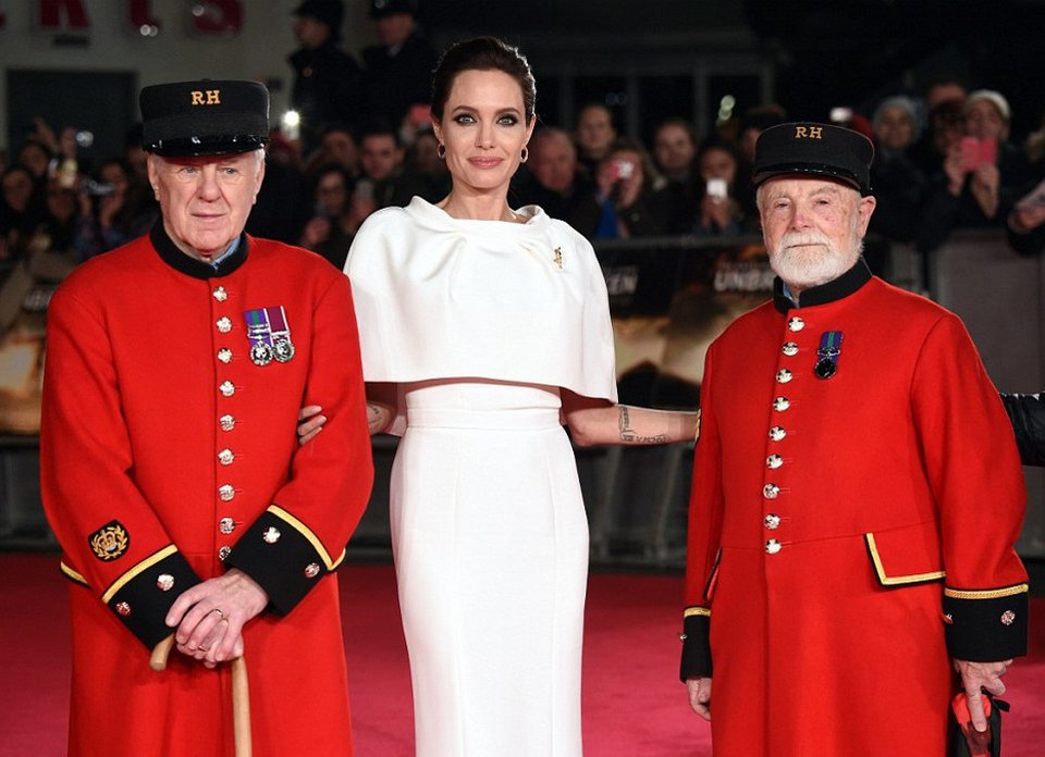 Το λευκό παλιομοδίτικο φόρεμα που η Τζολί το έκανε να μοιάζει σέξι και ροκ [εικόνες] | iefimerida.gr 1