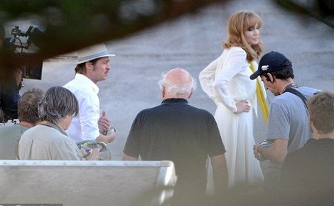 Η εντελώς ρετρό Αντζελίνα Τζολί -Ξανθιά με στιλ βγαλμένο από άλλη εποχή, στη Μάλτα [εικόνες] | iefimerida.gr 2