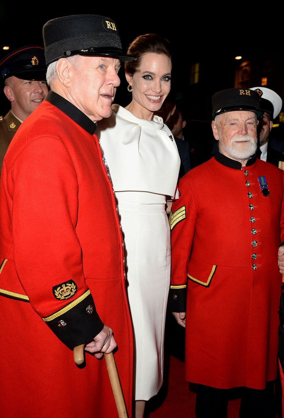 Το λευκό παλιομοδίτικο φόρεμα που η Τζολί το έκανε να μοιάζει σέξι και ροκ [εικόνες] | iefimerida.gr 2