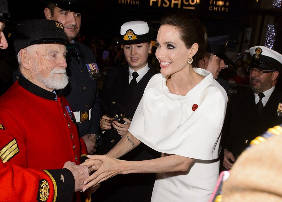 Το λευκό παλιομοδίτικο φόρεμα που η Τζολί το έκανε να μοιάζει σέξι και ροκ [εικόνες] | iefimerida.gr 4