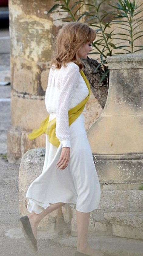 Η εντελώς ρετρό Αντζελίνα Τζολί -Ξανθιά με στιλ βγαλμένο από άλλη εποχή, στη Μάλτα [εικόνες] | iefimerida.gr 8