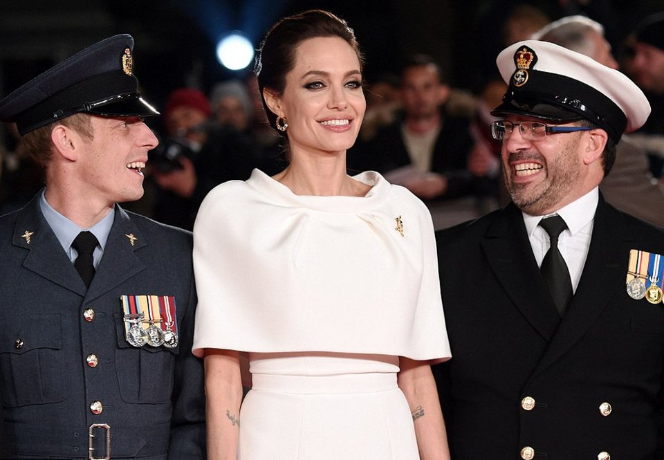 Το λευκό παλιομοδίτικο φόρεμα που η Τζολί το έκανε να μοιάζει σέξι και ροκ [εικόνες] | iefimerida.gr 8