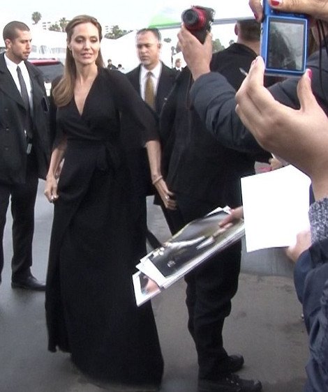 Η Αντζελίνα Τζολί χουφτώνει τα οπίσθια του Μπραντ Πιτ στο κόκκινο χαλί [εικόνες & βίντεο] | iefimerida.gr 2