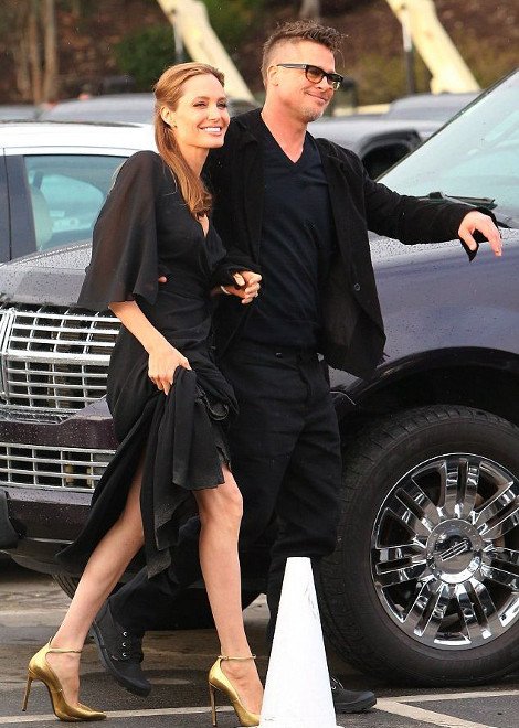 Η Αντζελίνα Τζολί χουφτώνει τα οπίσθια του Μπραντ Πιτ στο κόκκινο χαλί [εικόνες & βίντεο] | iefimerida.gr 1