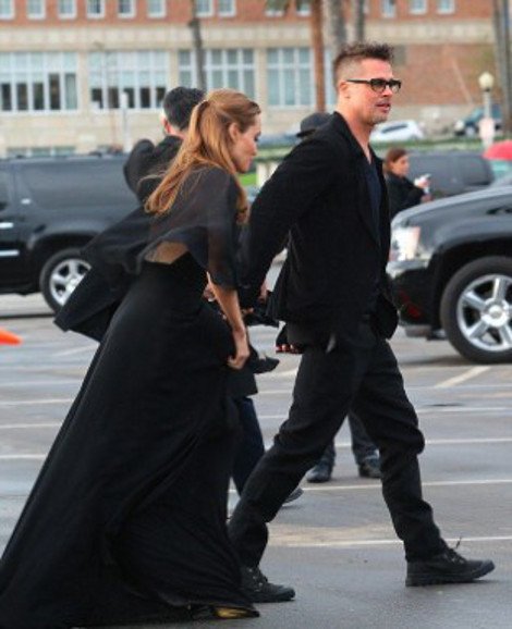 Η Αντζελίνα Τζολί χουφτώνει τα οπίσθια του Μπραντ Πιτ στο κόκκινο χαλί [εικόνες & βίντεο] | iefimerida.gr 0