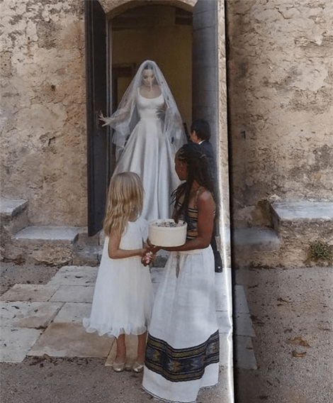 Νέες φωτογραφίες από το γάμο Τζολί-Πιτ: Σκηνικό βγαλμένο από άλλη εποχή [εικόνες] | iefimerida.gr 3