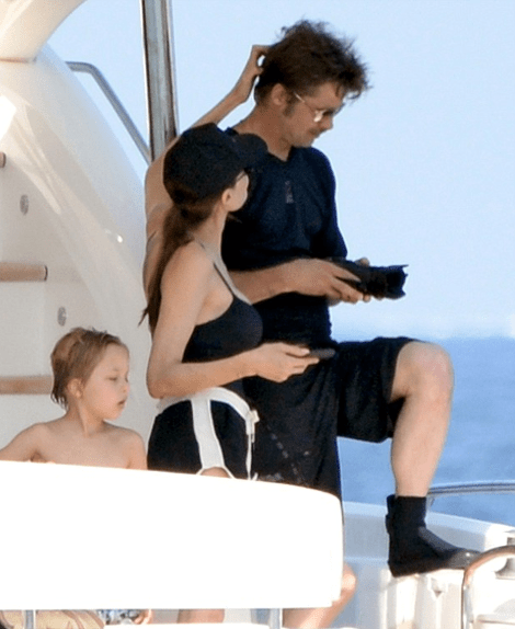 Οι πρώτες φωτογραφίες από το ταξίδι του μέλιτος Αντζελίνας Τζολί-Μπραντ Πιτ : Οι βουτιές του ζευγαριού στη Μεσόγειο [εικόνες] | iefimerida.gr 2