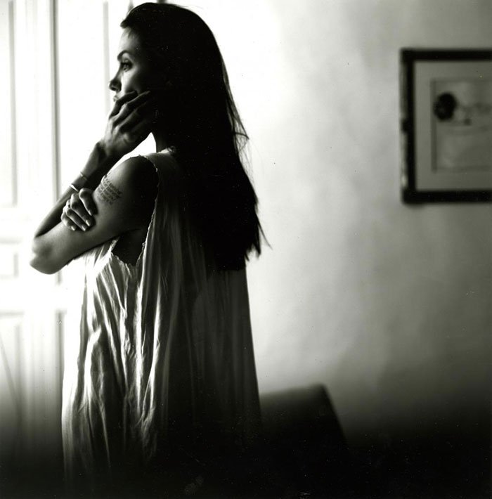 Η Τζολί πιο οικεία, ακαταμάχητη και θηλυκή από ποτέ - Οπως την φωτογράφισε ο ίδιος ο Μπραντ Πιτ στο σπίτι τους [εικόνες] | iefimerida.gr 18