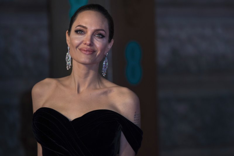 Νέος έρωτας-έκπληξη: Η Αντζελίνα Τζολί τρελαμένη με τον 24χρονο ανιψιό της πριγκίπισσας Νταϊάνα [εικόνες] | iefimerida.gr 0