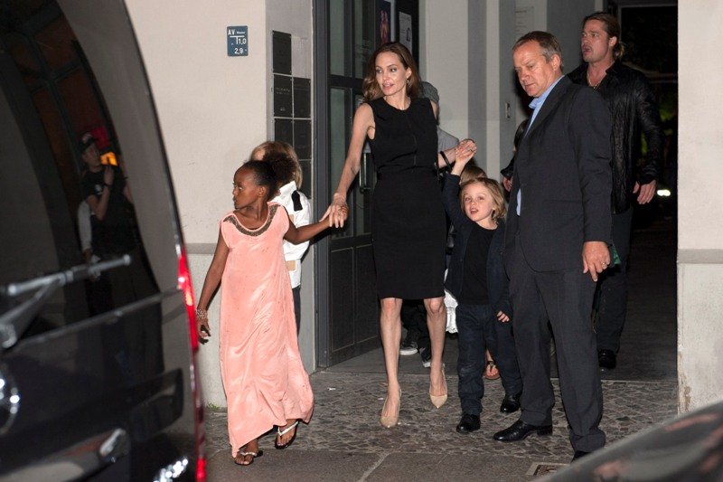 Σύσσωμη η οικογένεια Τζολί-Πιτ σε εστιατόριο για τα γενέθλια της «μαμάς» [εικόνες] | iefimerida.gr 1