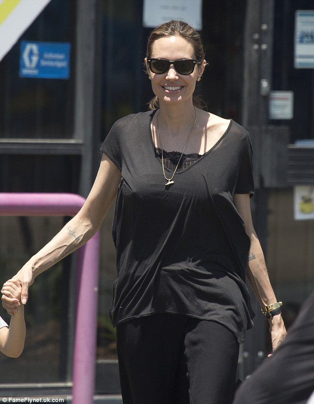 Σοκάρουν τα κοκαλιάρικα χέρια της Angelina Jolie [εικόνες] | iefimerida.gr 1