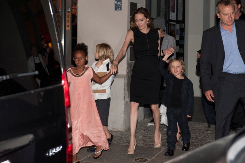 Σύσσωμη η οικογένεια Τζολί-Πιτ σε εστιατόριο για τα γενέθλια της «μαμάς» [εικόνες] | iefimerida.gr 2