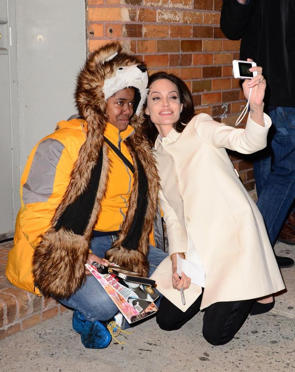 Η ανθρώπινη κίνηση της Τζολί-Γονάτισε σε πεζοδρόμιο & παρηγόρησε θαυμάστρια που έκλαιγε [εικόνες & βίντεο] | iefimerida.gr 3