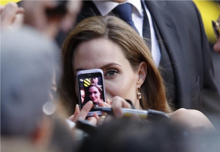 Γενέθλια στο κόκκινο χαλί για την εντυπωσιακή Αντζελίνα Τζολί [εικόνες] | iefimerida.gr 7