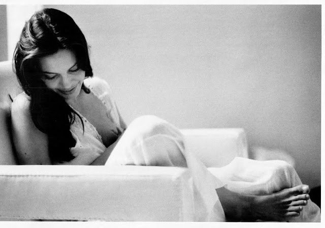 Η Τζολί πιο οικεία, ακαταμάχητη και θηλυκή από ποτέ - Οπως την φωτογράφισε ο ίδιος ο Μπραντ Πιτ στο σπίτι τους [εικόνες] | iefimerida.gr 8