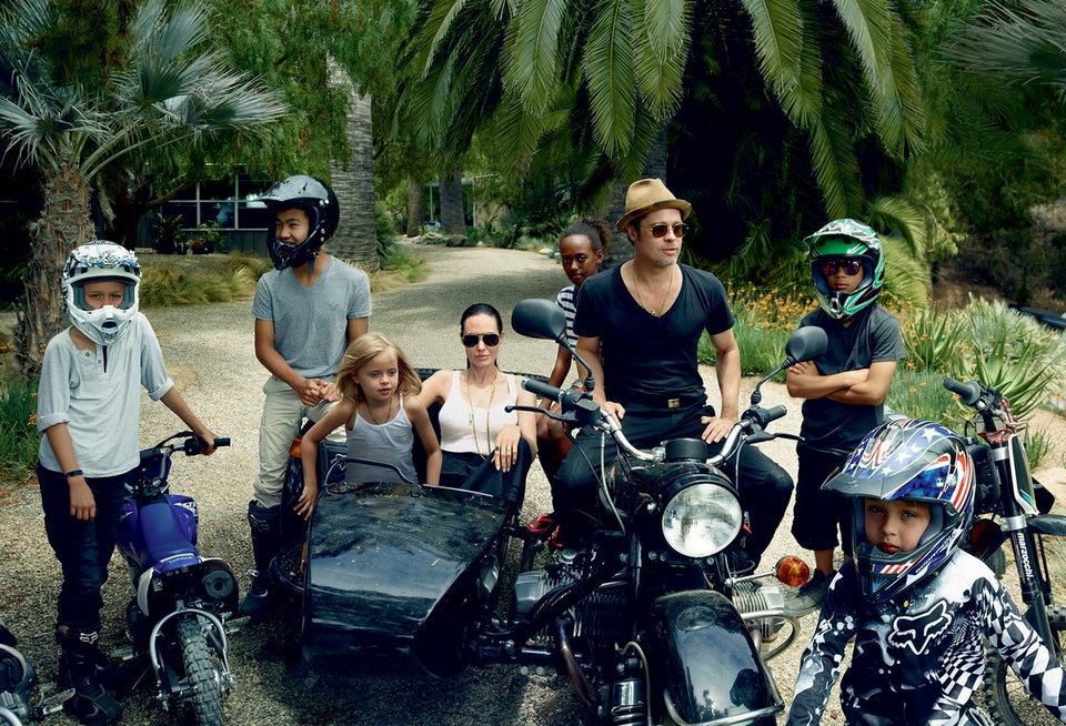 Μία υπέροχη οικογένεια: Εντυπωσιακή φωτογράφιση της Τζολί με όλα της τα παιδιά και τον Πιτ [εικόνες] | iefimerida.gr 2