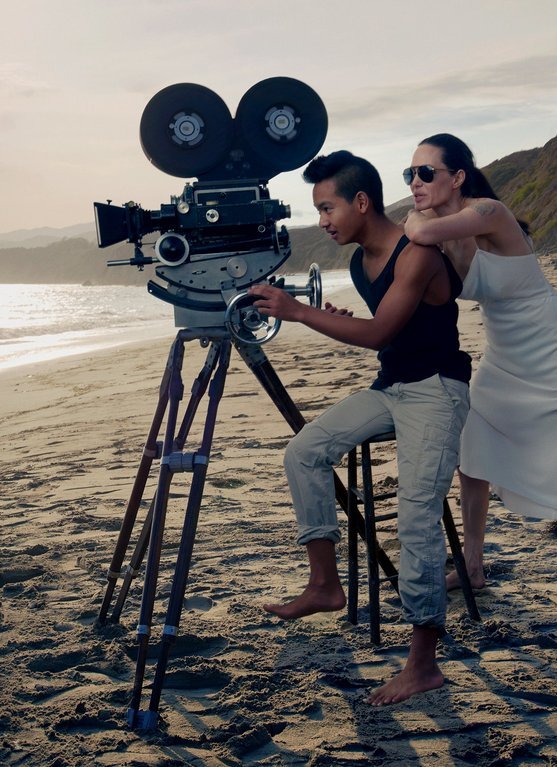 Μία υπέροχη οικογένεια: Εντυπωσιακή φωτογράφιση της Τζολί με όλα της τα παιδιά και τον Πιτ [εικόνες] | iefimerida.gr 3