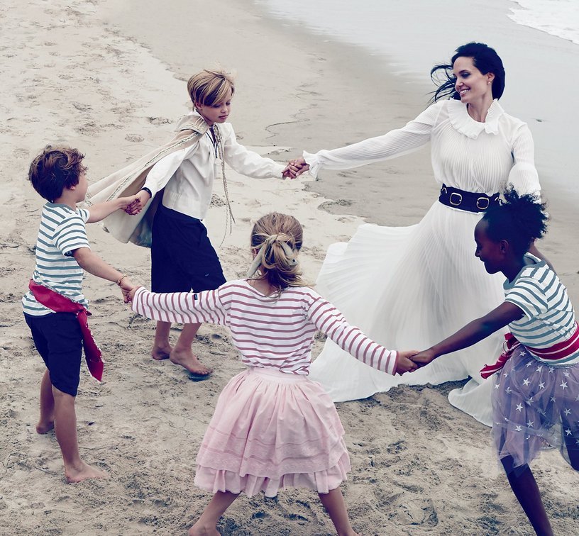 Μία υπέροχη οικογένεια: Εντυπωσιακή φωτογράφιση της Τζολί με όλα της τα παιδιά και τον Πιτ [εικόνες] | iefimerida.gr 4