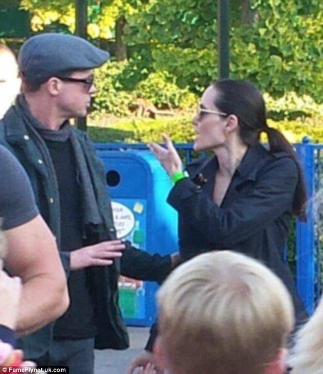 Είναι η στιγμή που έσπασε το γυαλί; Δημόσιος καβγάς Τζολί-Πιτ μπροστά στα παιδιά [εικόνες] | iefimerida.gr 0