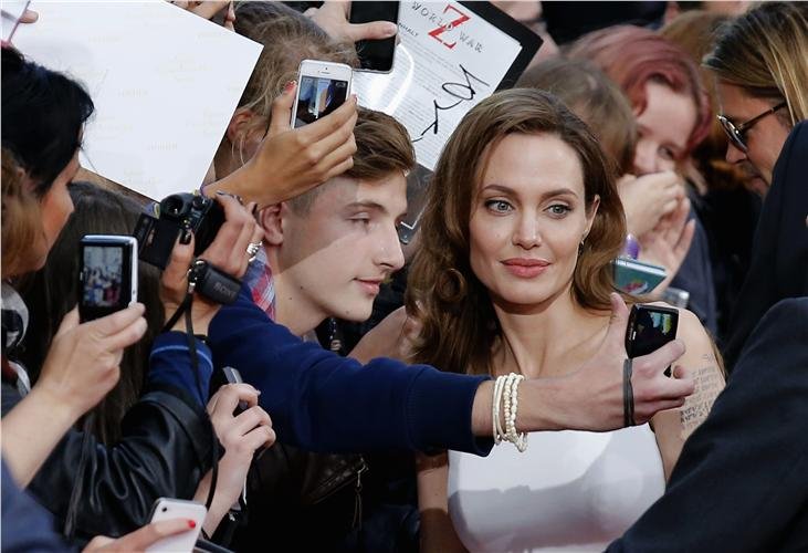 Γενέθλια στο κόκκινο χαλί για την εντυπωσιακή Αντζελίνα Τζολί [εικόνες] | iefimerida.gr 9