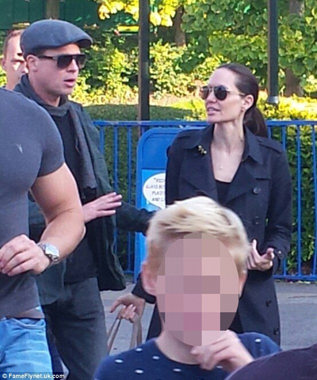 Είναι η στιγμή που έσπασε το γυαλί; Δημόσιος καβγάς Τζολί-Πιτ μπροστά στα παιδιά [εικόνες] | iefimerida.gr 1