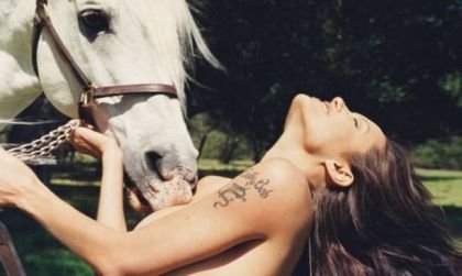 Στο σφυρί γυμνόστηθη φωτογραφία της Αντζελίνα Τζολί [εικόνα] | iefimerida.gr 0