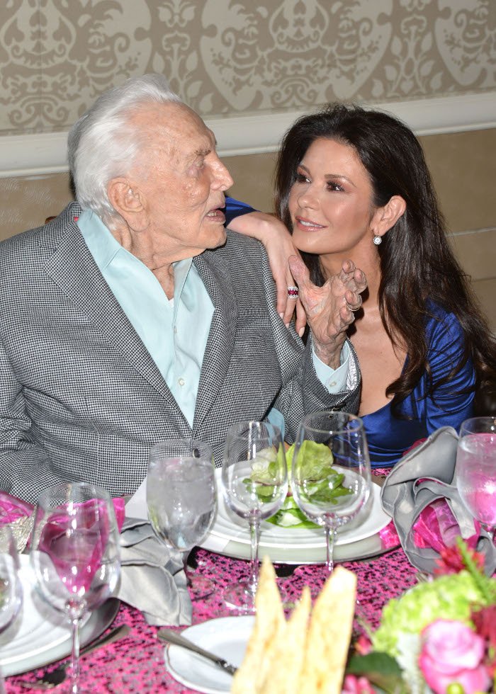 Το φιλί στο στόμα της Κάθριν Ζέτα Τζόουνς στον πεθερό της [εικόνες] | iefimerida.gr 0