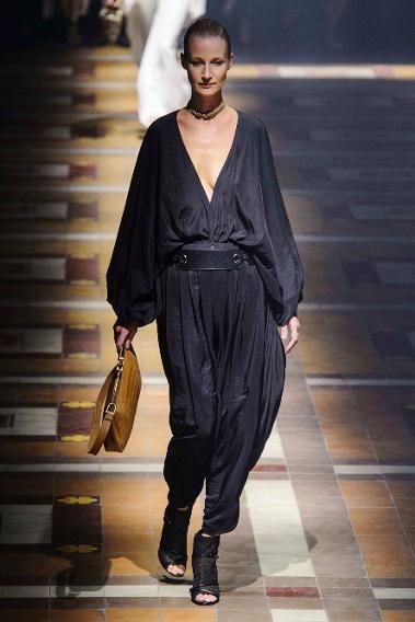 Οι 30άρες πατάνε πόδι -Ανεβαίνουν στην πασαρέλα και κάνουν... σκόνη τις πιτσιρίκες [εικόνες] | iefimerida.gr 10