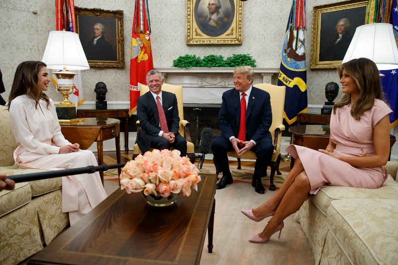 Ούτε συνεννοημένες: Η βασίλισσα Ράνια πήγε στον Λευκό Οίκο και ήταν... ίδια ντυμένη με τη Μελάνια Τραμπ! [εικόνες] | iefimerida.gr 3