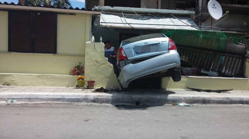 Αυτοκίνητο μπήκε μέσα σε... σπίτι στην Εύβοια [εικόνες] | iefimerida.gr 1