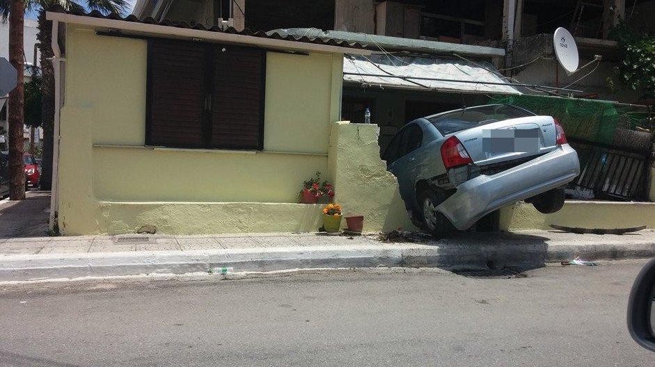 Αυτοκίνητο μπήκε μέσα σε... σπίτι στην Εύβοια [εικόνες] | iefimerida.gr 0