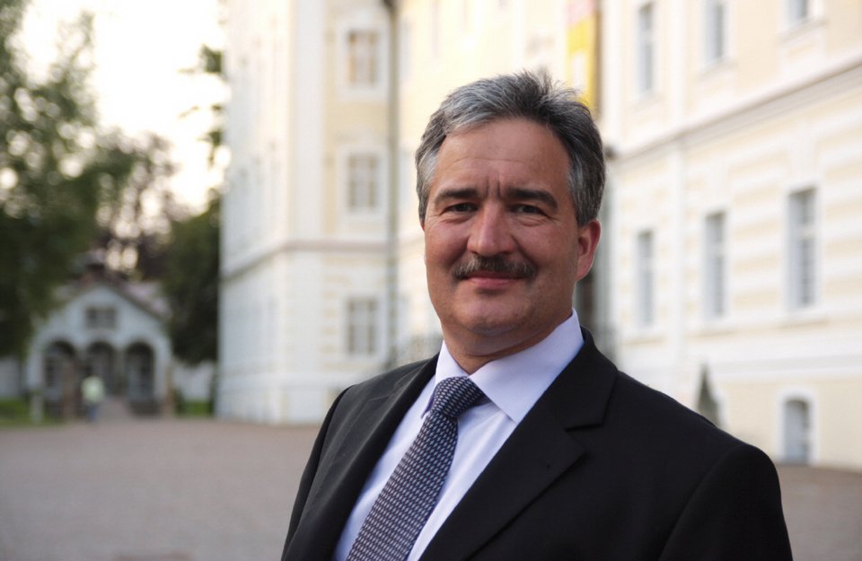 Ο γερμανός βουλευτής που είναι ξετρελαμένος με τα σταφύλια της Κρήτης -Τρύγησε, τα γεύτηκε και τα πήγε δώρο στη γερμανική βουλή [εικόνες] | iefimerida.gr 1