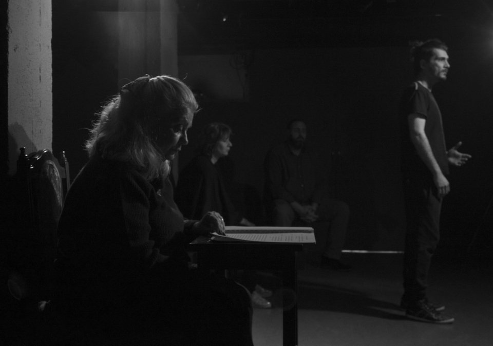 Επί σκηνής μία σύνθεση κειμένων από τη διδασκαλία του Ιησού [εικόνες] | iefimerida.gr 2